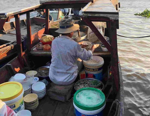 Bun Bo-Verkäufer auf dem authentischen schwimmenden Markt Cai Rang im Mekong-Delta