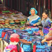 Farbenfroher Markt ethnischer Minderheiten in den Bergen von Bac Ha